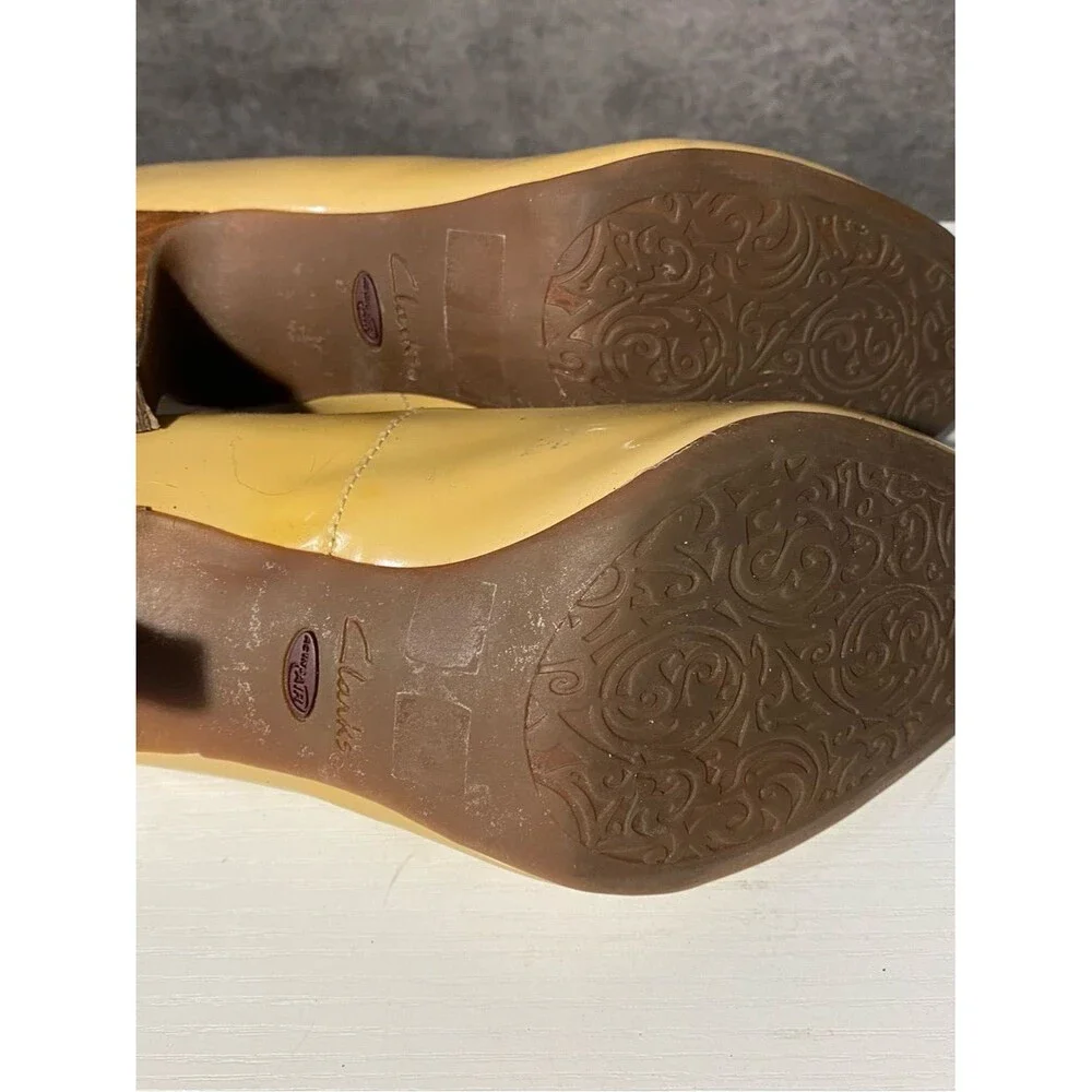 Clarks Artisan Women's Peep Toe Pumps Nude Tan Patent Leather Mid Heels Size